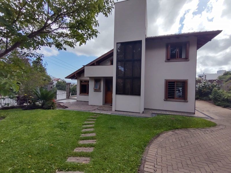 Belíssima casa localizada no ponto alto de São Leopoldo.