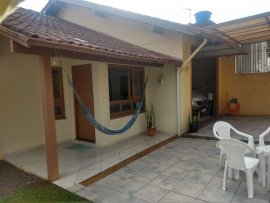 Casa com 3 dormitórios no loteamento Santo Antônio, região central de Lomba Grande