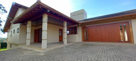 Belíssima casa com 220m² na área central de Lomba Grande, para venda ou locação